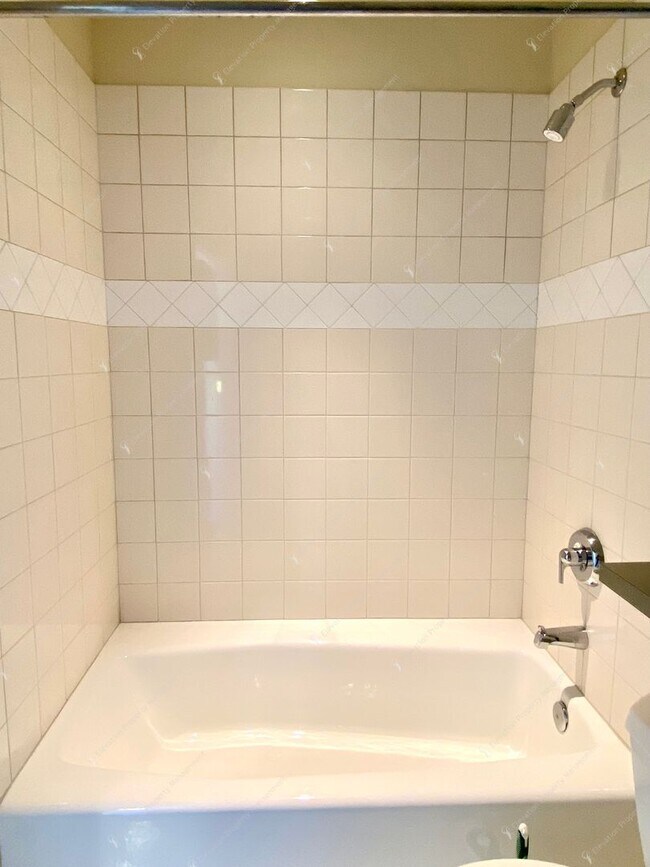 Building Photo - Charming and unique 2 BR in an upscale west Bend neighborhood