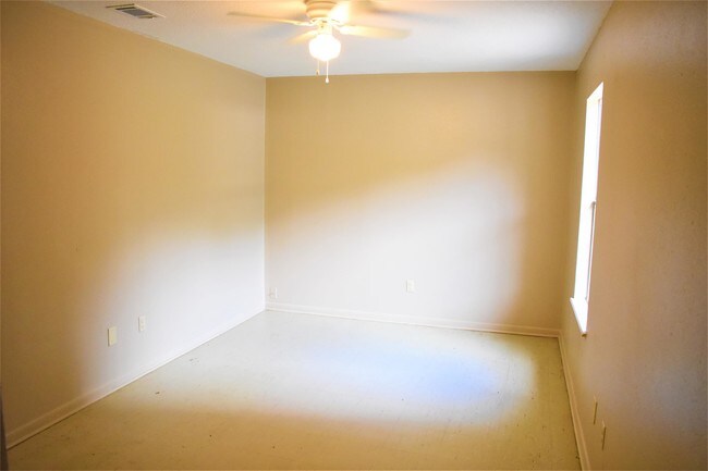 Building Photo - 2005 Railroad St