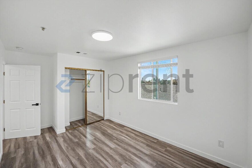 Building Photo - Unit