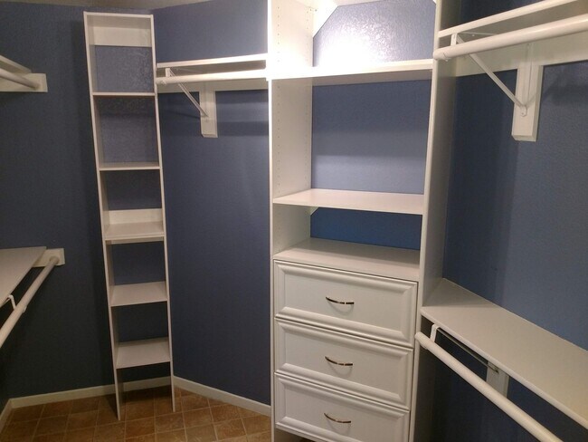 Building Photo - Henderson 4 Bedroom