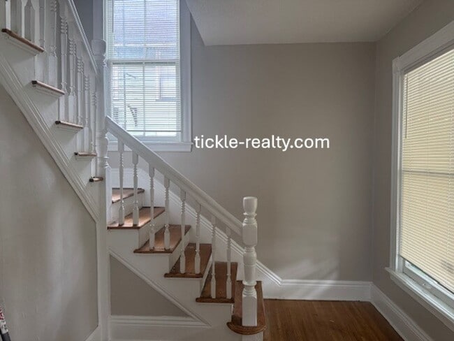 Building Photo - Large 4 Bedroom 2 Bath Single Family Home!...