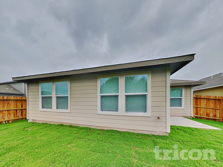 Building Photo - 13618 Paxton Blvd