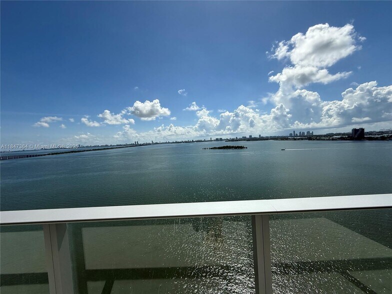 Building Photo - 700 NE 24th St