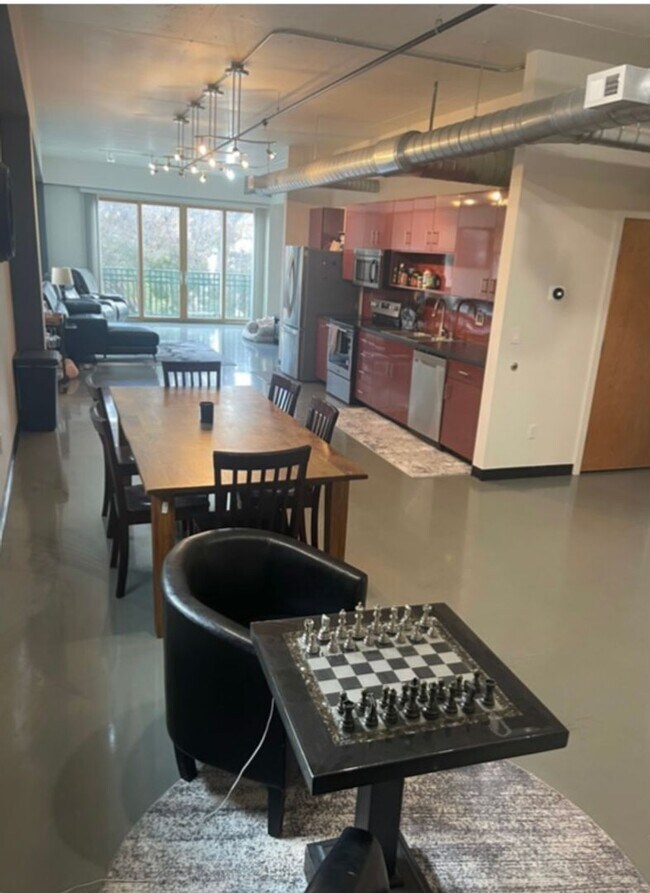 Building Photo - COMING SOON Beautiful 2BR , 2BA 2nd floor ...