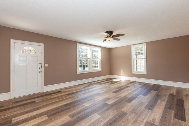 Building Photo - Four Bedroom Home!