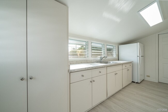 Building Photo - $1425 Beautiful Studio in Manoa 2646A Oahu...