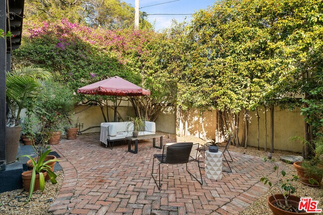 Building Photo - 1632 N Orange Grove Ave