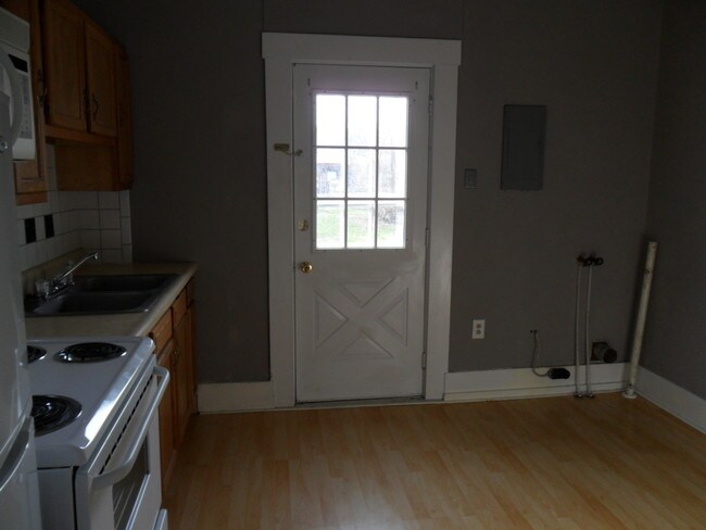 kitchen/laundry area - 807 S 17th St