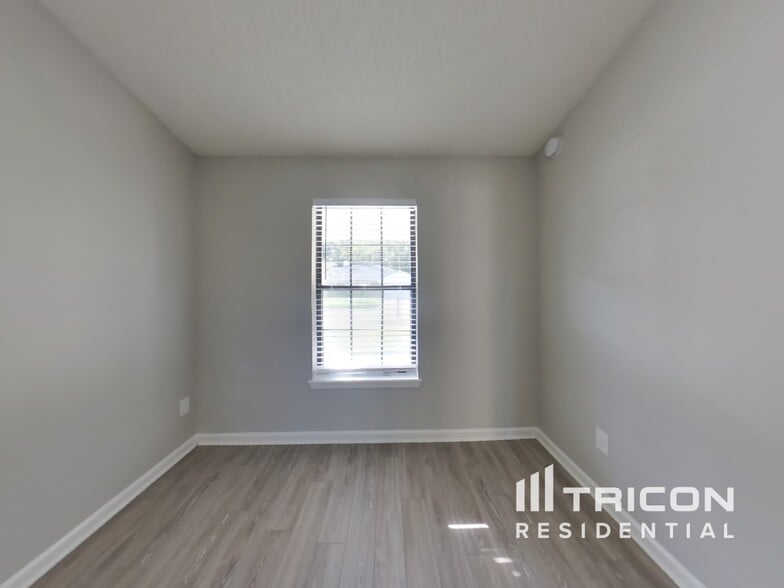 Building Photo - 955 Chalmet Ln