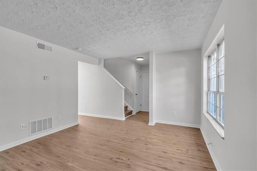 Building Photo - 2613 Stratford Ln