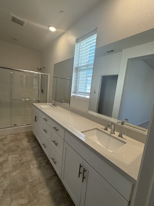 Building Photo - Located in the desirable Vista Bella community!   Don't miss the opportunity to make this your dr...