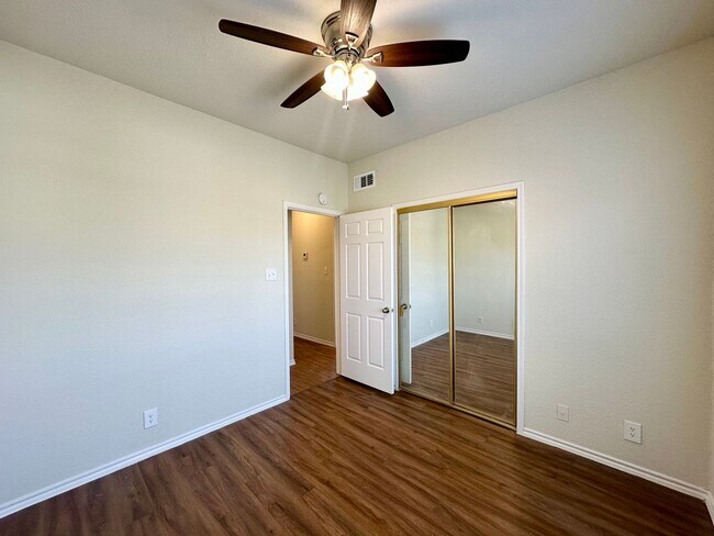 Building Photo - Remodeled 2/2 Condo in West Campus