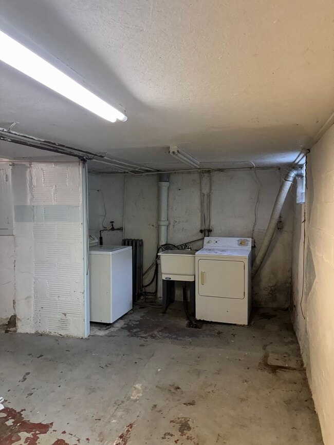 Building Photo - Charming 2-Bedroom Single-Family Home with Garage and Off-Street Parking