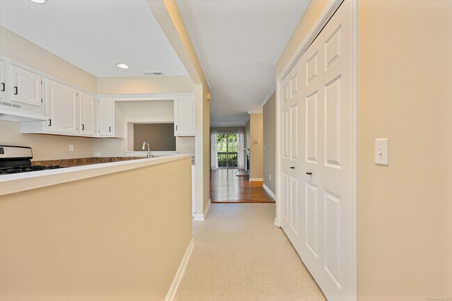 Building Photo - 20 Janet Cir