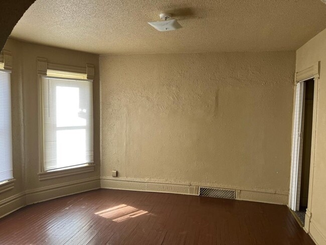 Building Photo - 512 W Broadway St