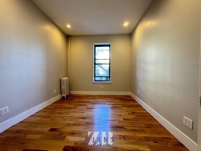 Building Photo - 876 Lincoln Pl
