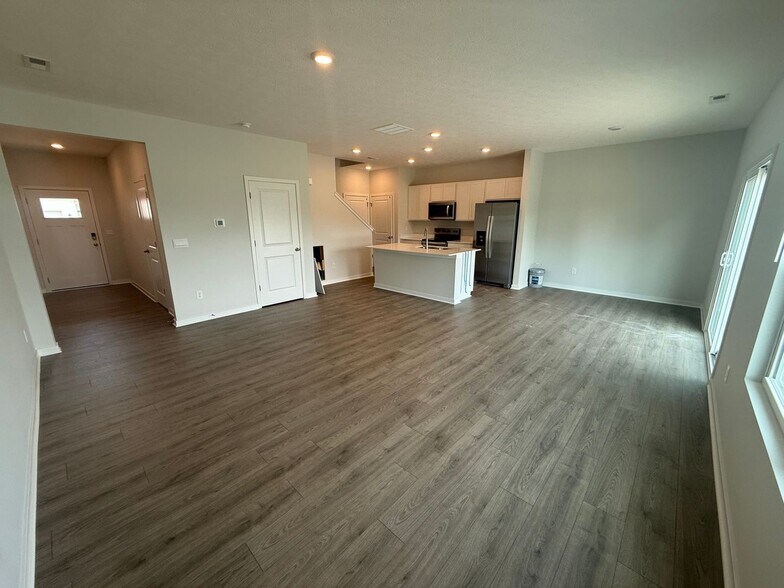 Building Photo - 1388 Marinelli Dr E