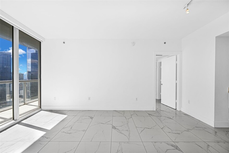 Building Photo - 475 Brickell Ave