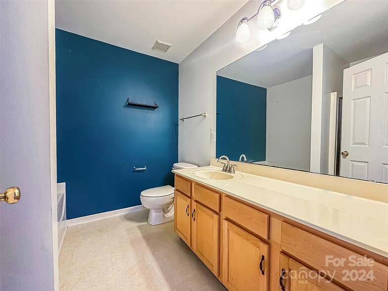 Master bathroom - 2856 Summergrove Ct