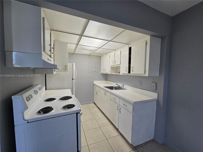 Building Photo - 405 SW 13th Pl