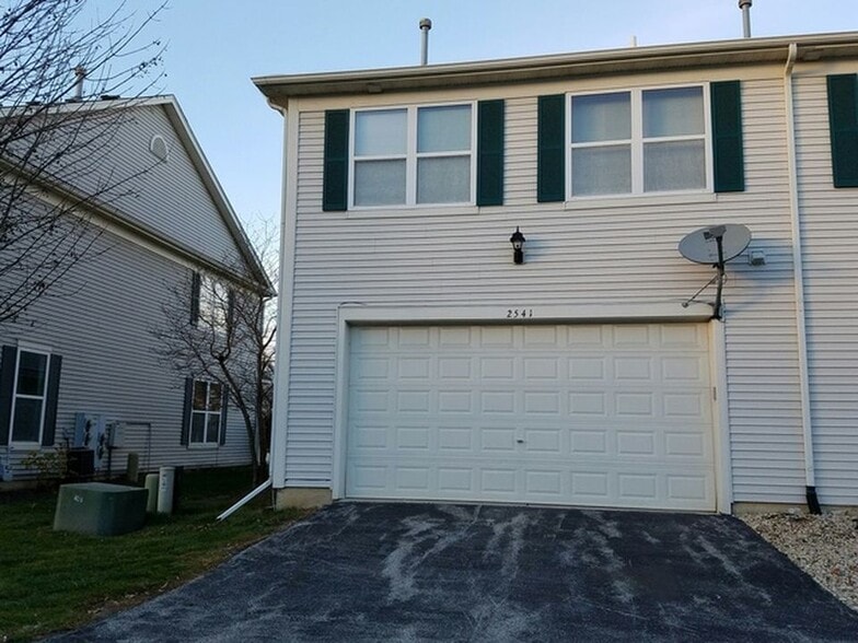 Building Photo - 2541 Hillsboro Blvd