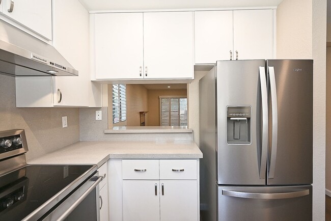 Building Photo - $3190 -- Beautifully Remodeled Townhome in...