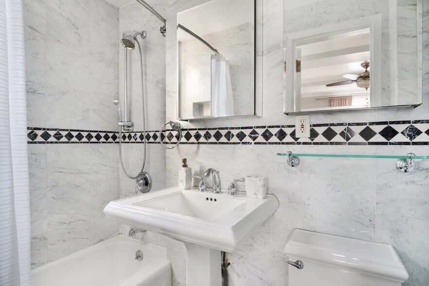 Building Photo - 240 W 73rd St