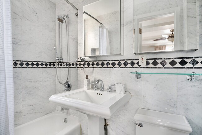 Building Photo - 240 W 73rd St