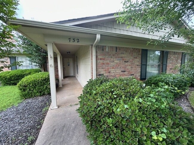 Building Photo - Spacious Midway ISD Home