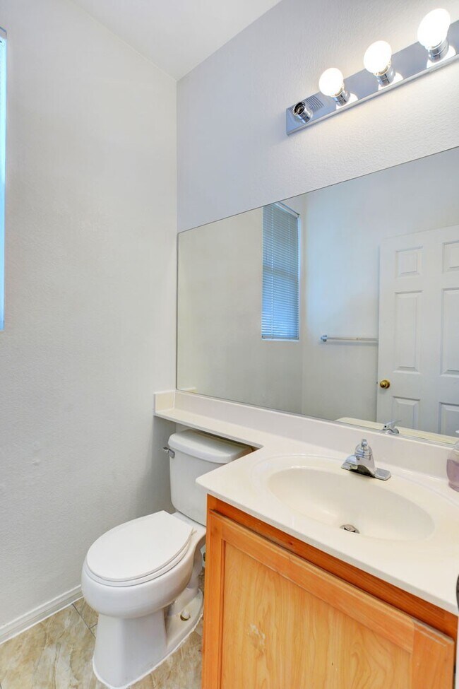 Building Photo - Beautiful 4-Bedroom Home in Gated Summerli...