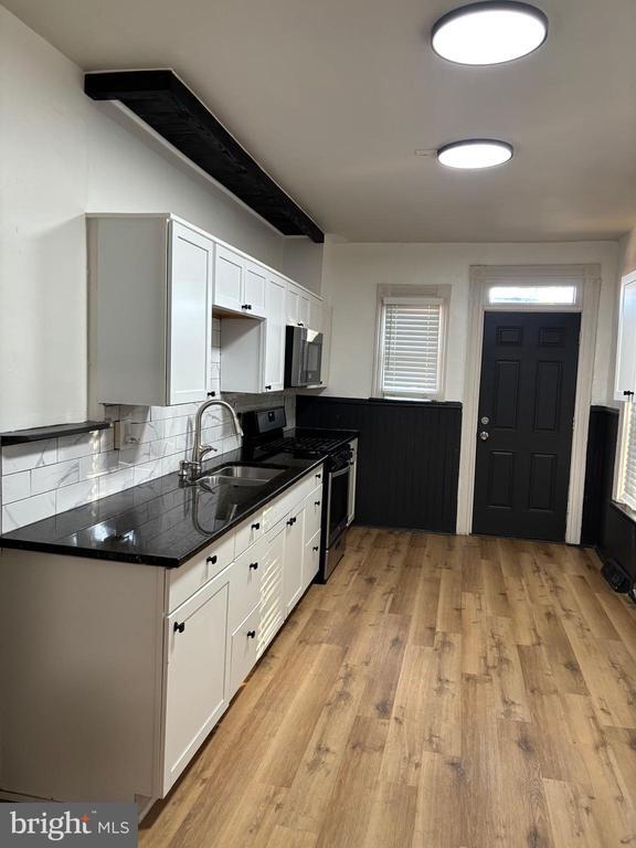 Building Photo - 747 S Lime St