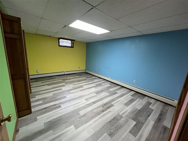 Building Photo - Three Bedroom Single Family House for Rent...