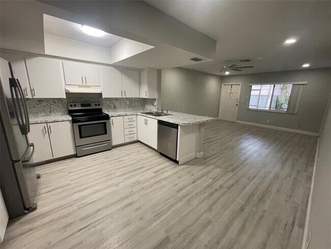 Building Photo - 7902 NW 70th Ct
