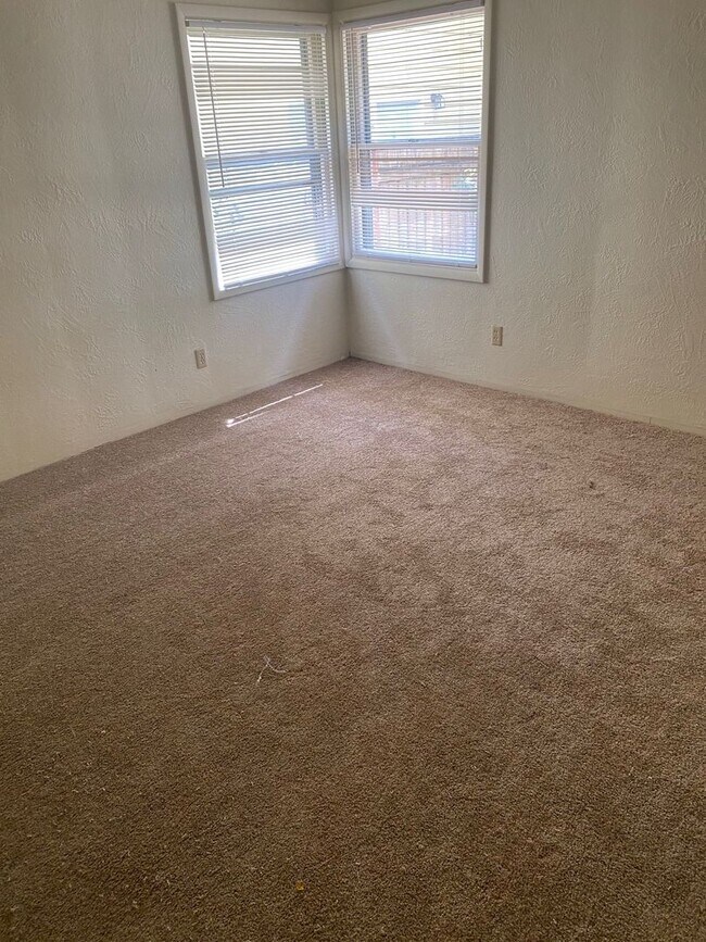 Building Photo - (487) 25th Street Duplex - 2 Bedroom / 1 B...