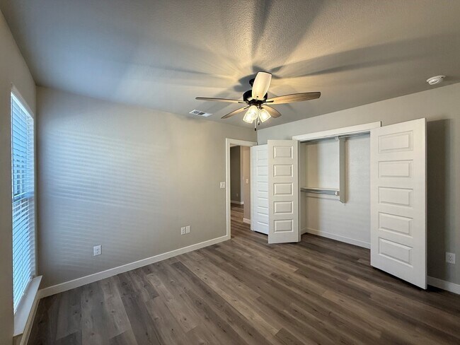 Building Photo - 6101 Poppy Dr