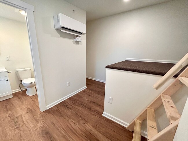 Building Photo - 5 Locust St