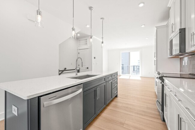 Building Photo - (Move-in Special) 3 Bedroom Townhome in LoSo!