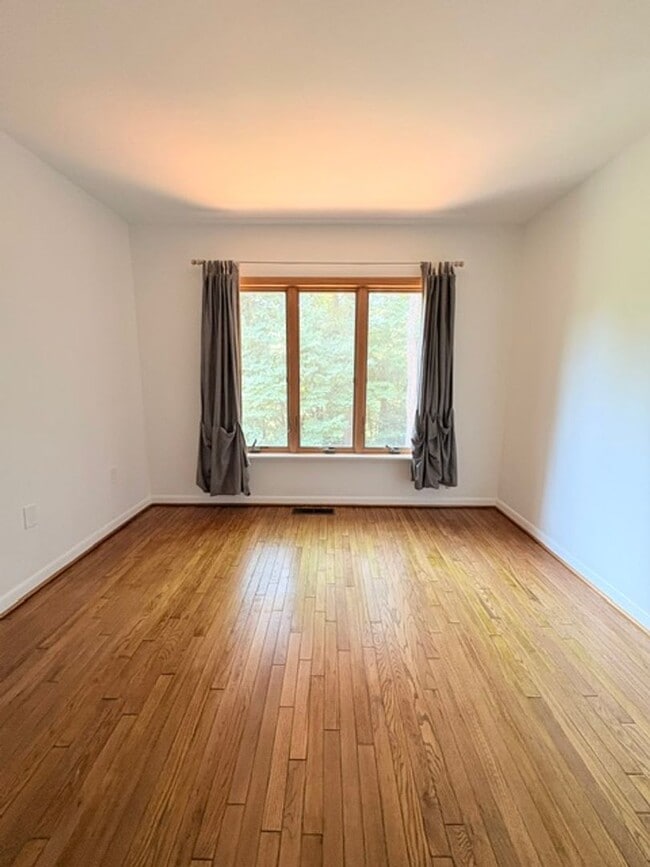 Building Photo - 2071 Golf Course Dr
