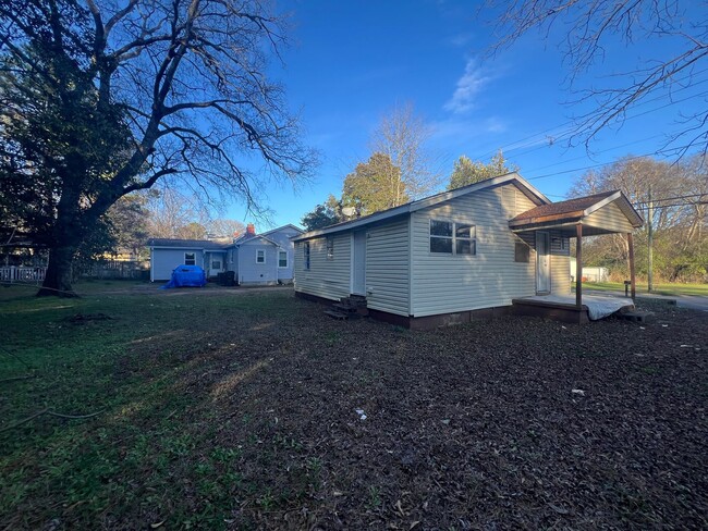 Building Photo - 2 Bedroom 1 Bathroom Home off Fosters Ferry