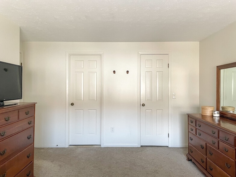 Main bedroom with 1/2 bath and walk in closet. - 29 Great Wood Ct