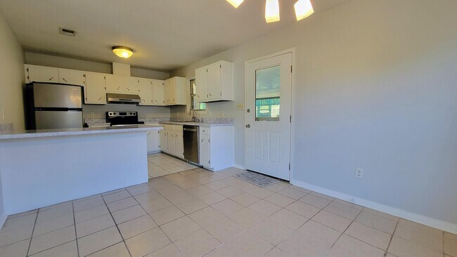 Building Photo - 1223 Redwood Ln