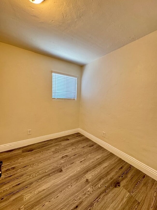 Building Photo - 2 Bedroom Bungalow in Simi Valley