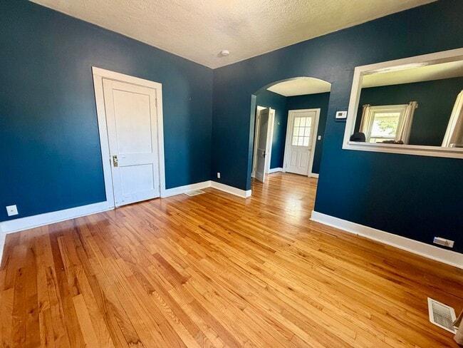 Building Photo - Centrally located 2 bedroom 1 bath house