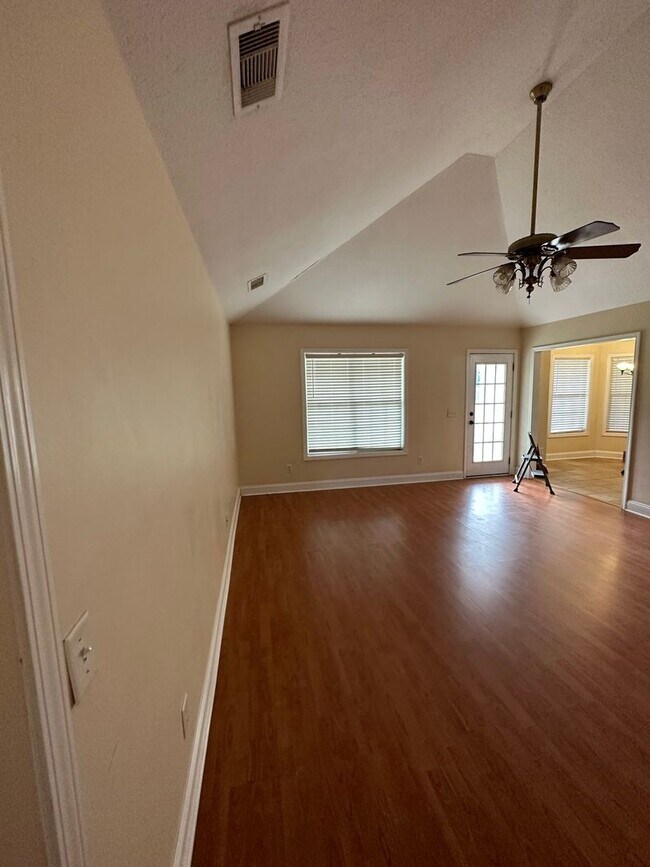 Building Photo - 789 Spence Dr