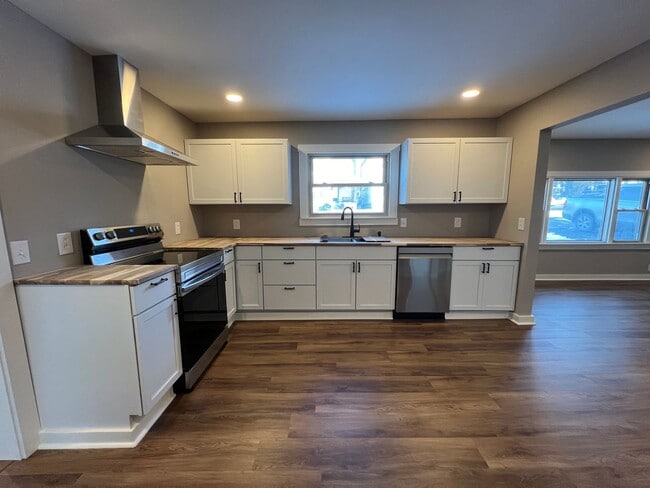 Building Photo - Remodeled Single Level 3 Bed, 2 Bath Home w/ 1 Car Garage