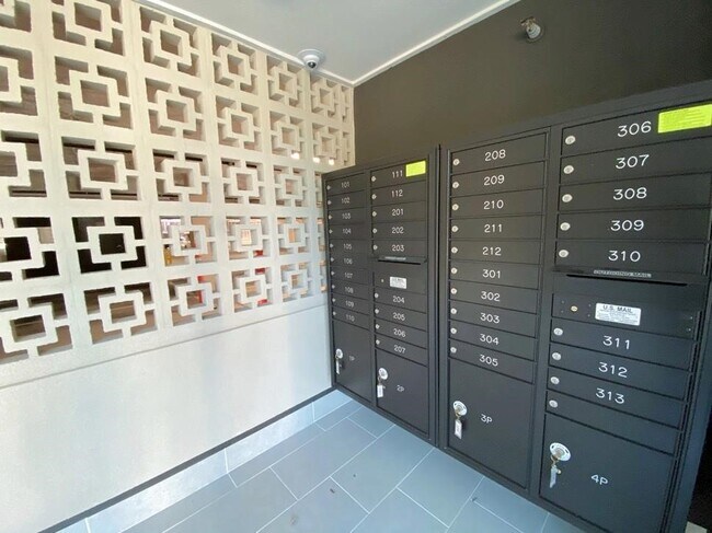 Building Photo - 4819 Caroline St