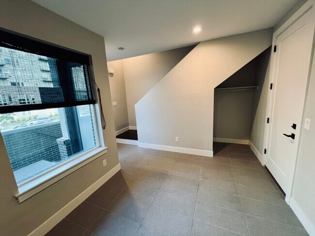 Building Photo - 1581 Grove St