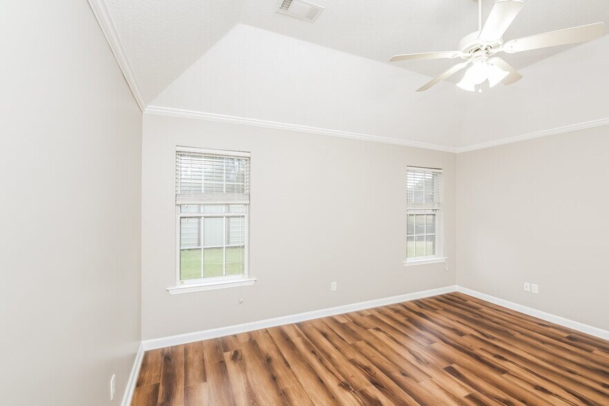 Building Photo - 355 Village Dr