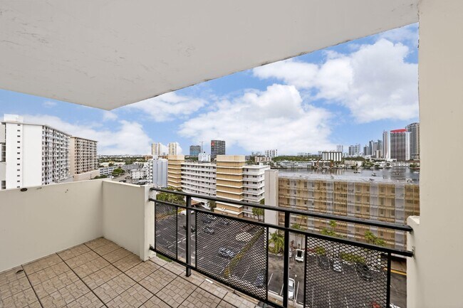 Building Photo - 401 Golden Isles Dr