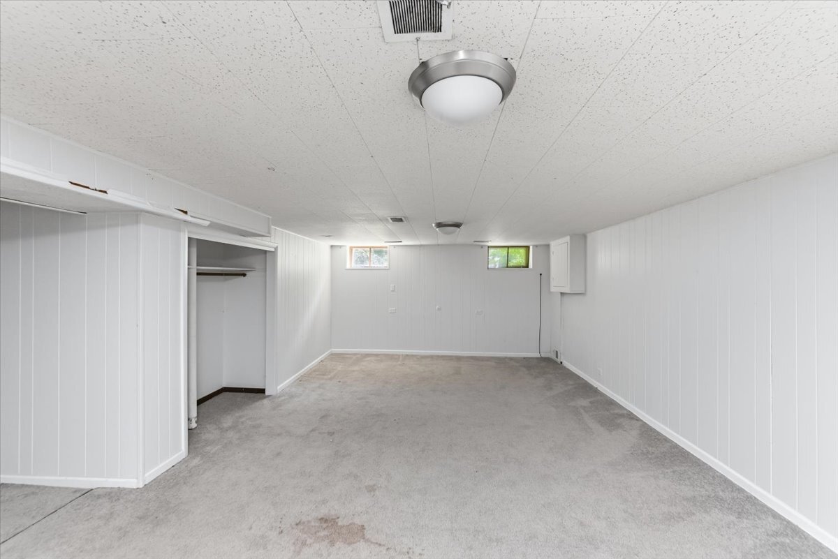 Building Photo - 8943 Ewing Ave